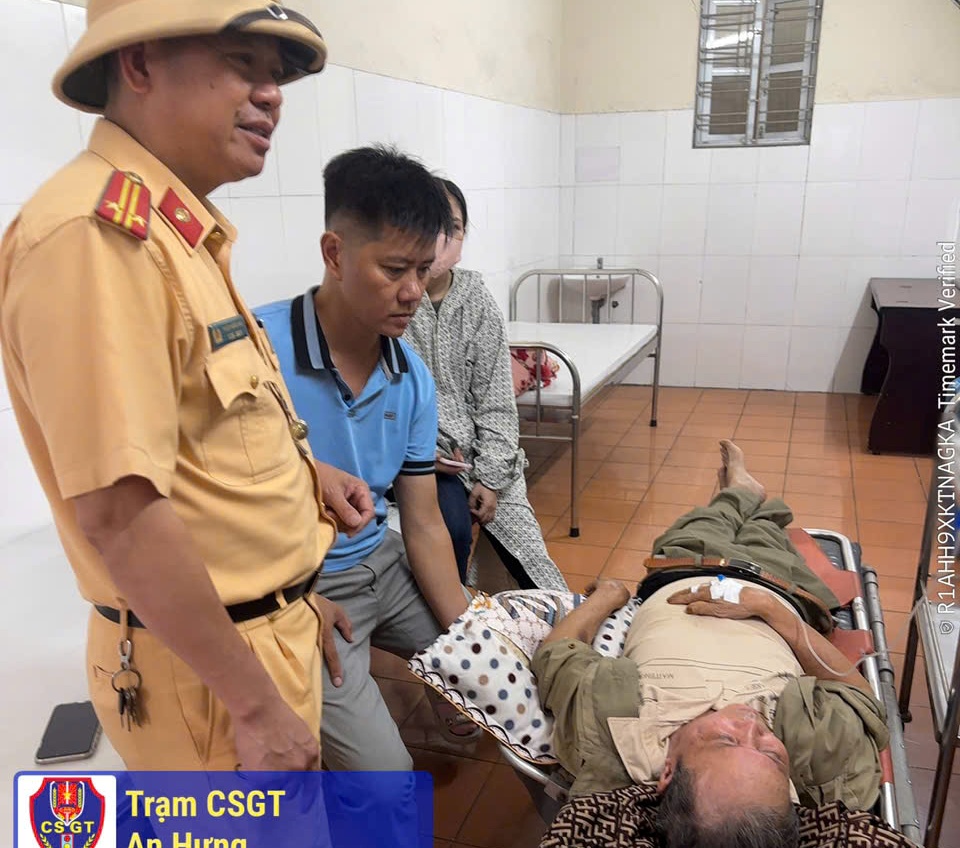 Trạm Cảnh sát giao thông An Hưng kịp thời cứu người dân gặp nạn trên tuyến Quốc lộ 5 (Hải Phòng)